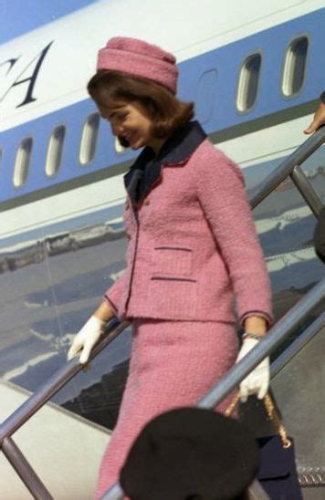 chanel borse indossata da kennedy|Pink Chanel suit of Jacqueline Bouvier Kennedy .